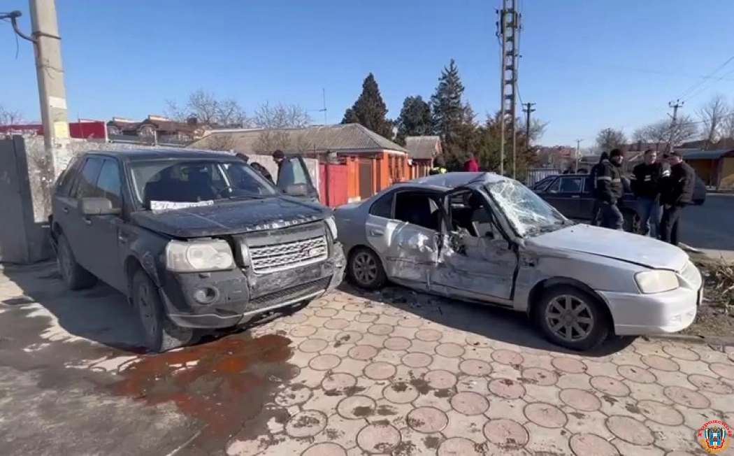 Пешеход и водитель иномарки попали в больницу после ДТП в Ростовской области