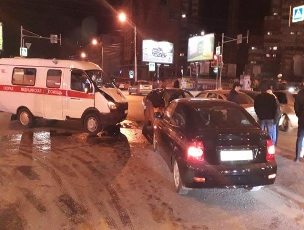 Крупная авария с участием скорой помощи произошла в Ростове