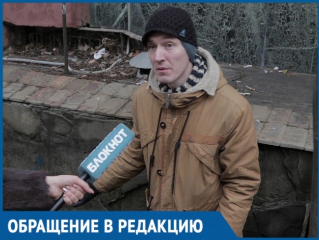 Загадочная яма с винтовой лестницей на улице Суворова угрожает ростовчанам переломами Загадочная яма с винтовой лестницей на улице Суворова угрожает ростовчанам переломами