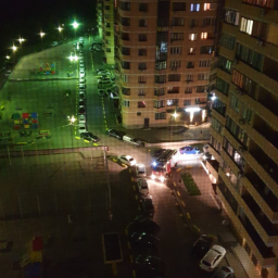 Припаркованные во дворе дома в Ростове машины помешали пожарным проехать к месту ЧП