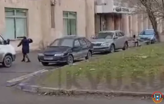 Бросила камень в окно банка жительница Шахт