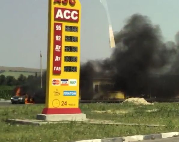 В Ростовской области на заправке сгорела легковушка
