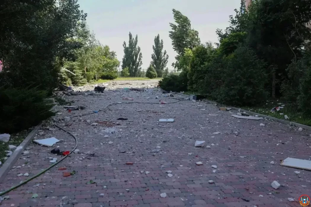 Внутрь нельзя &mdash; опасно: последствия удара дрона по Ростову &mdash; разрушения в "Красном Аксае" и не только