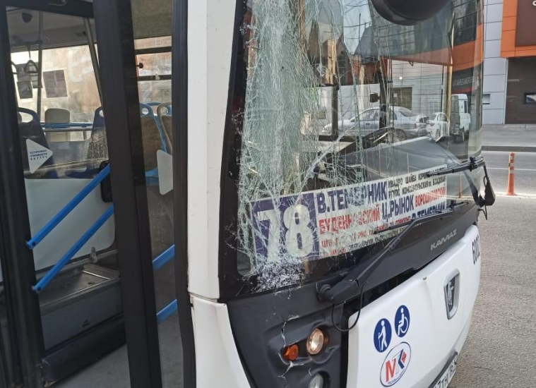 В Ворошиловском районе Ростова автобус с пассажирами врезался в столб В Ворошиловском районе Ростова автобус с пассажирами врезался в столб