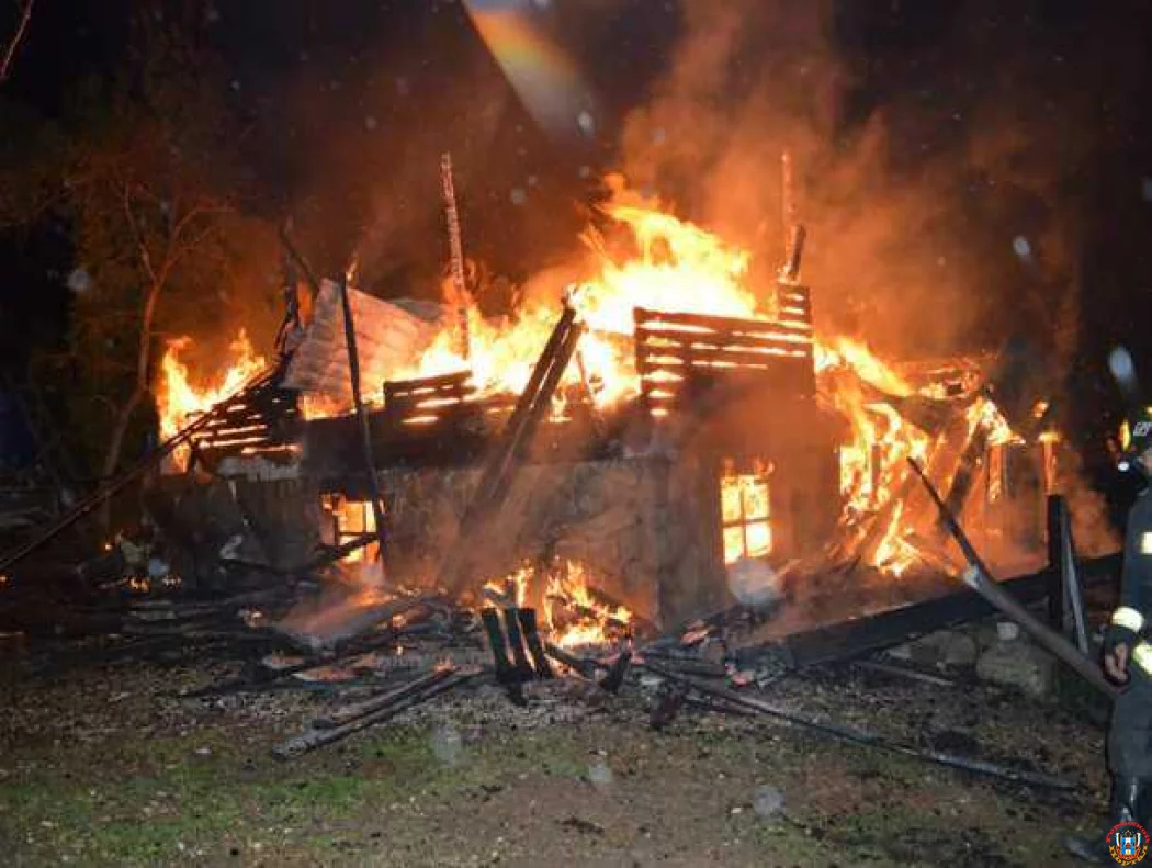 Огромный коттедж сгорел вместе со своим хозяином в частном секторе Ростова