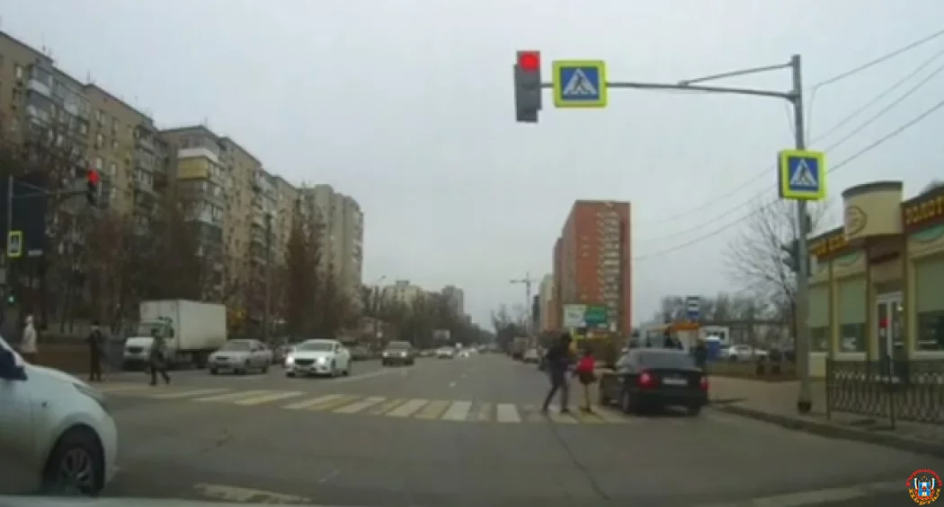 В&nbsp;Ростове иномарка чудом не&nbsp;сбила людей на&nbsp;зебре, пролетев на&nbsp;красный свет