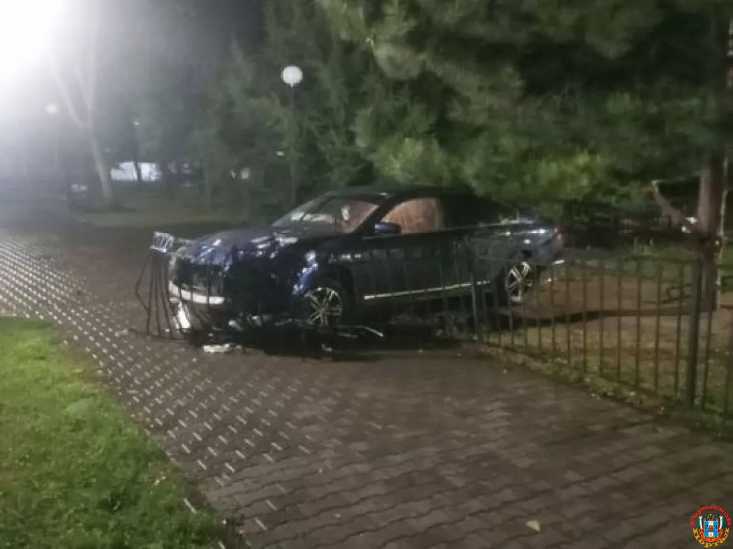 В Таганроге неизвестный водитель врезался в забор, урну и лавочку