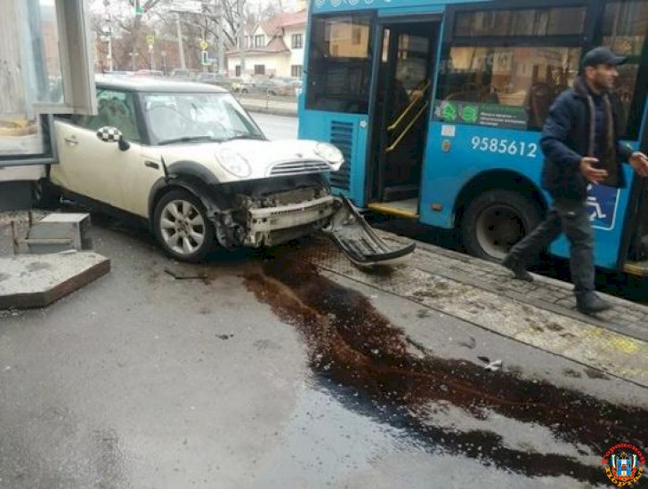 Женщина-водитель из Ростовской области протаранила на иномарке пассажирский автобус в Москве