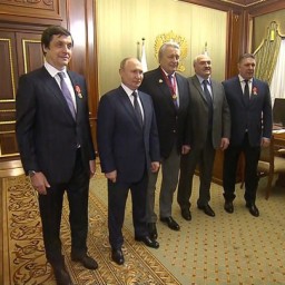 Владимир Путин вручил госнаграды известным хоккеистам