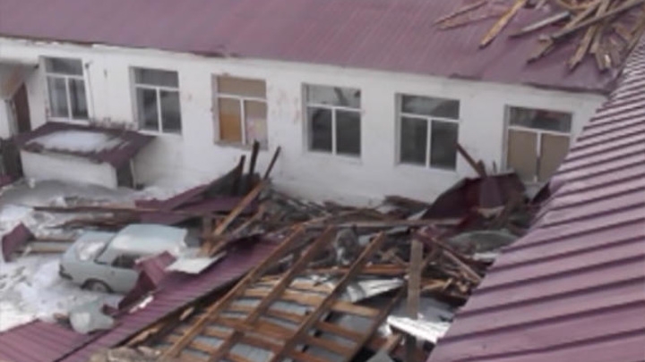 В Чувашии крышу школы снесло ураганным ветром