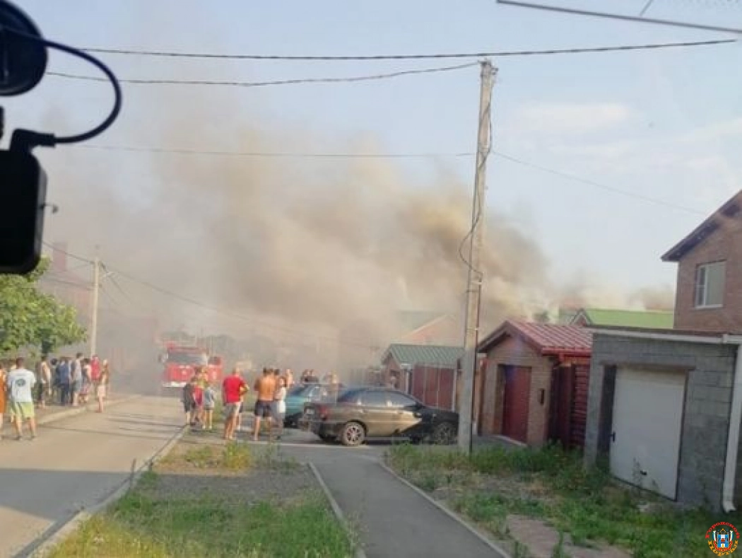 На крышу жилого дома в Таганроге обрушился неизвестный объект
