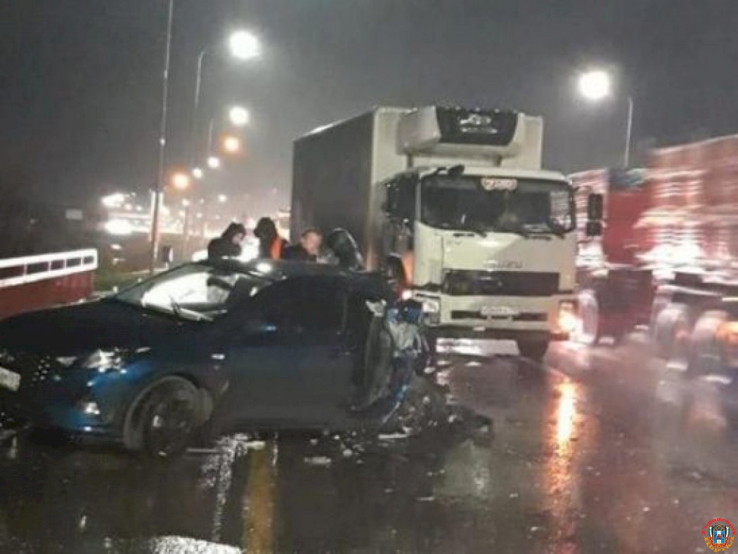 Под Батайском водитель и двое пассажиров иномарки пострадали в ДТП с грузовиком