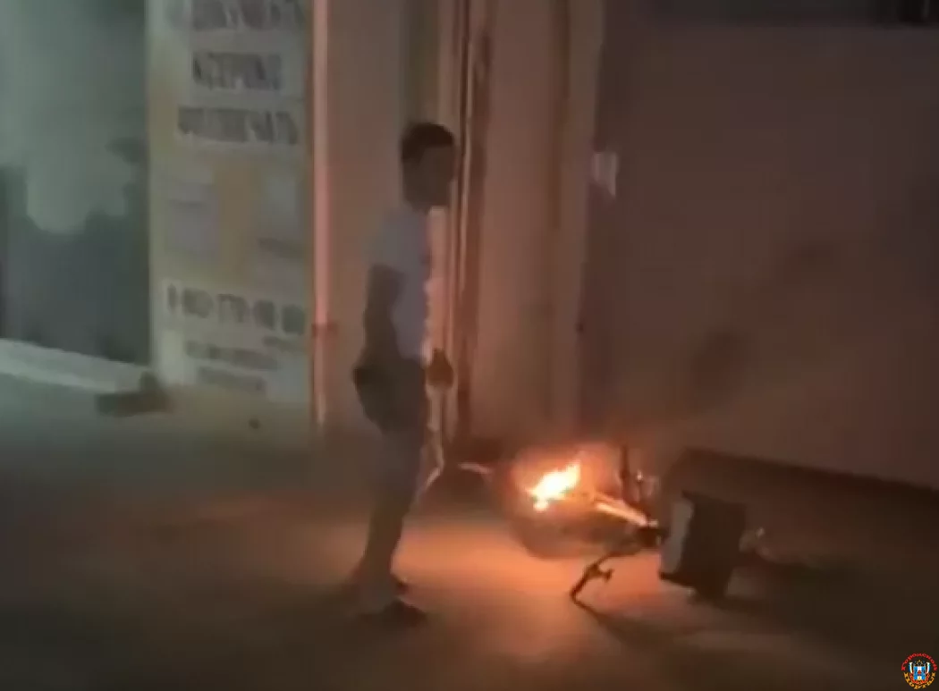 Ростовчанин сжег на улице прокатный велосипед