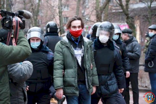 Задержанного во время митинга в поддержку Навального журналиста приговорили к штрафу Задержанного во время митинга в поддержку Навального журналиста приговорили к штрафу