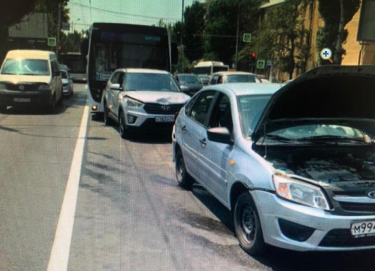В Ростове на Нагибина водитель автобуса спровоцировал массовую аварию