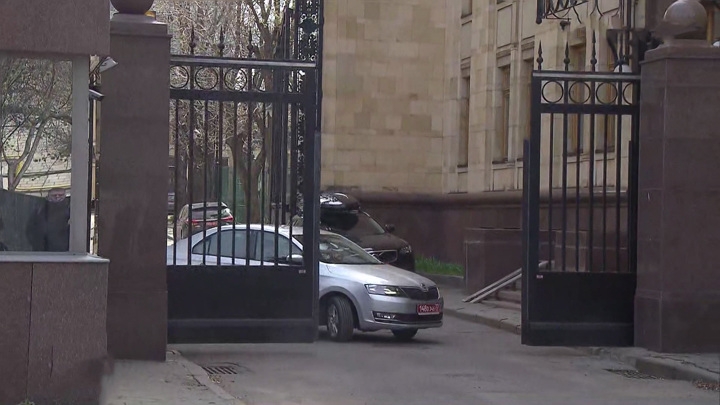 Российские и чешские дипломаты покинули посольства