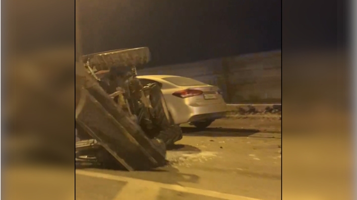 Необычная авария в Питере: трактор не устоял перед легковушкой