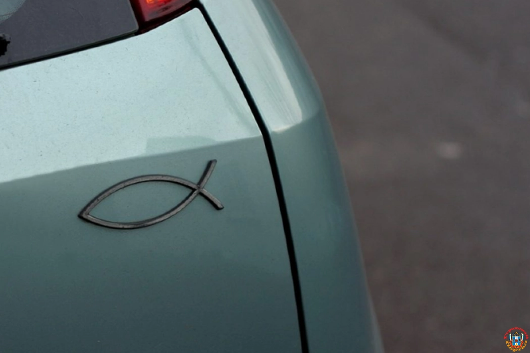 Что означает символ рыбы на кузове автомобиля?
