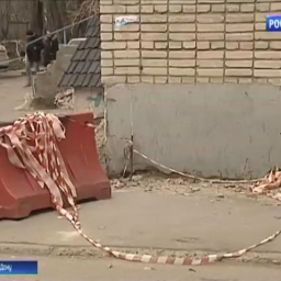 Рассыпается фасад: в Ростове с многоэтажки падают кирпичи
