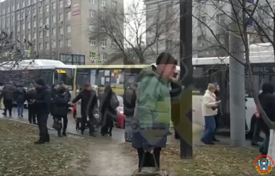Из-за гололеда в Ростове на Нагибина столкнулись пять пассажирских автобусов