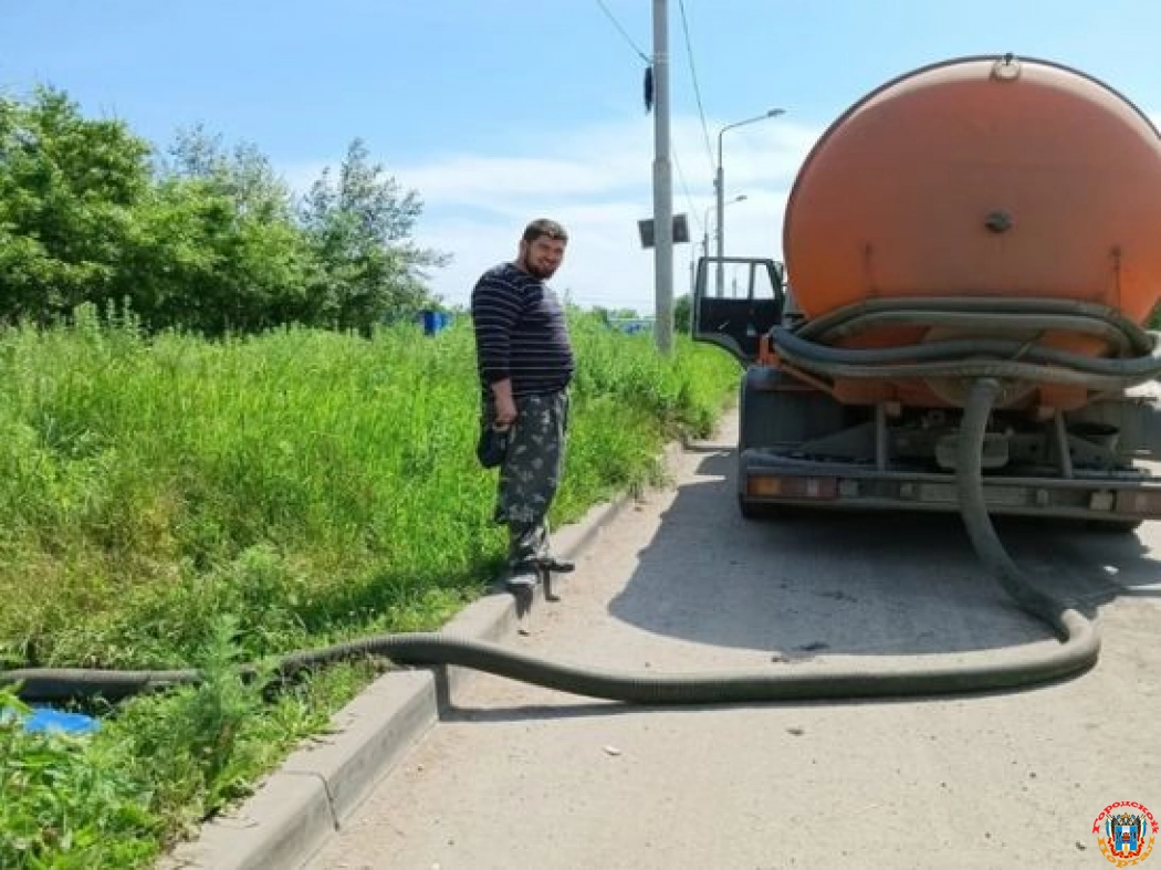 В Ростове ассенизаторы больше месяца сливают нечистоты в открытые люки