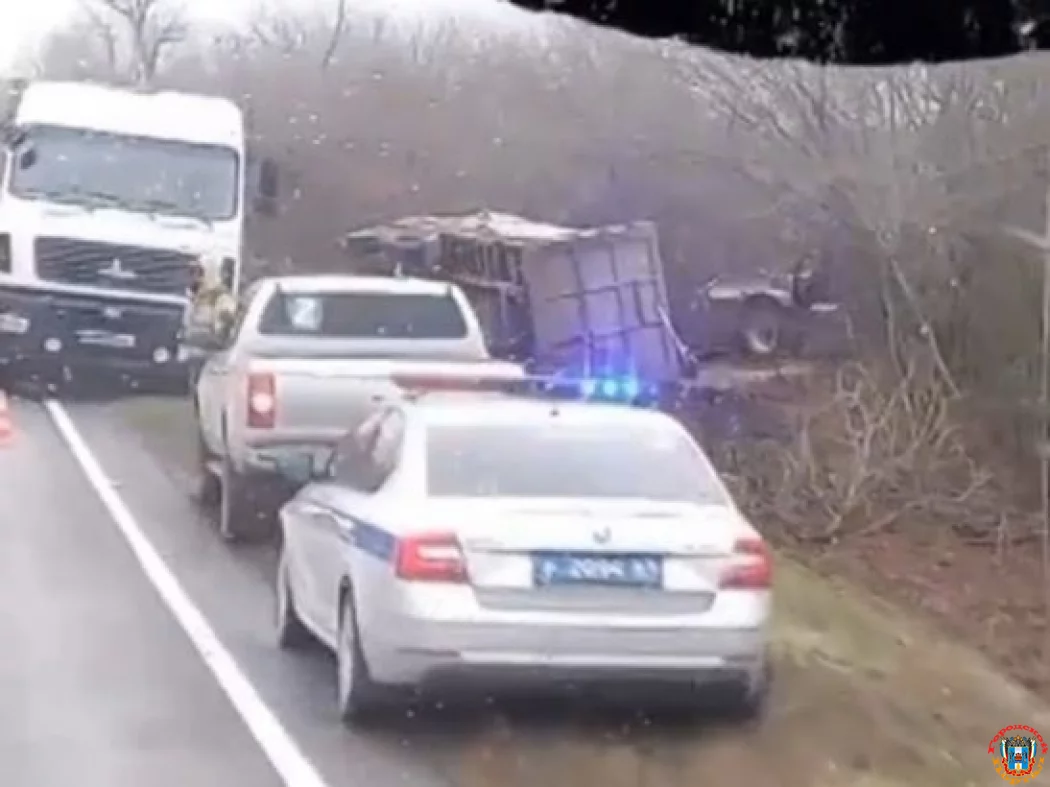 В Ростовской области на трассе столкнулись два грузовика