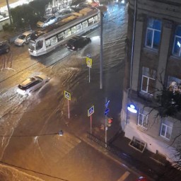 Улицы Ростова-на-Дону начали уходить под воду после сильного ливня 22 июля