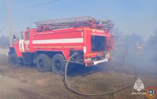 На Дону пламя с горящей травы перекинулось на дома