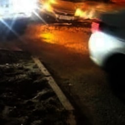 На Ларина в Ростове авто застряло в провалившемся асфальте