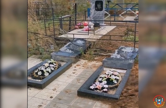 На новом кладбище Каменска-Шахтинского неизвестные разрушили несколько надгробий