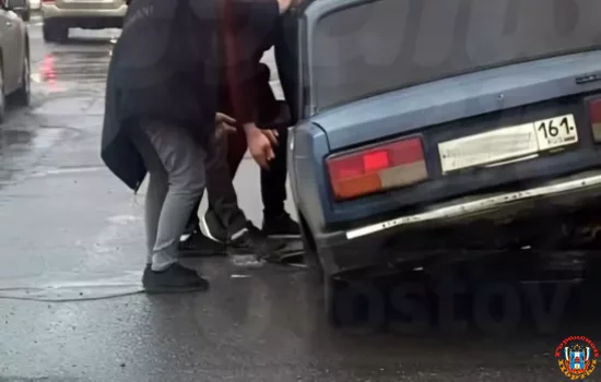 В открытом люке застряла «семерка» на Малиновского
