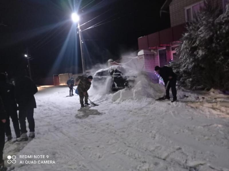 В Ростовской области машину главы администрации закидали снегом из-за неубранных дорог
