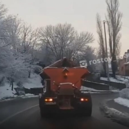 В Ростове коммунальщики посыпали дороги не реагентом, а воздухом