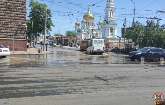 На Центральном рынке в Ростове горячая вода затопила проезжую часть