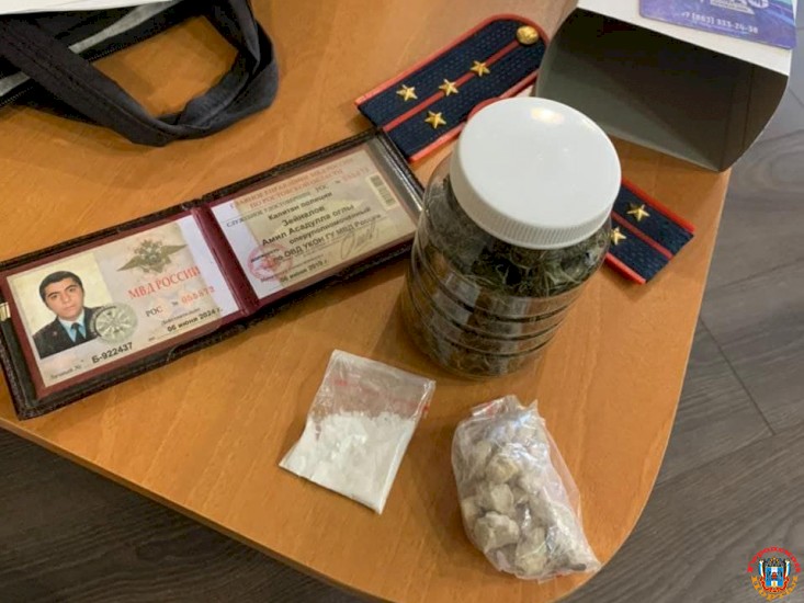 При обыске в доме у полицейского в Ростове обнаружили наркотики и крупную сумму денег