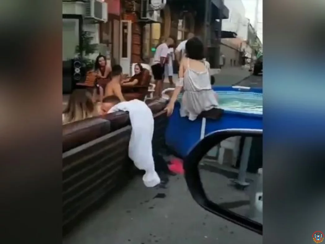 В Ростове местные жители установили бассейн прямо в центре города