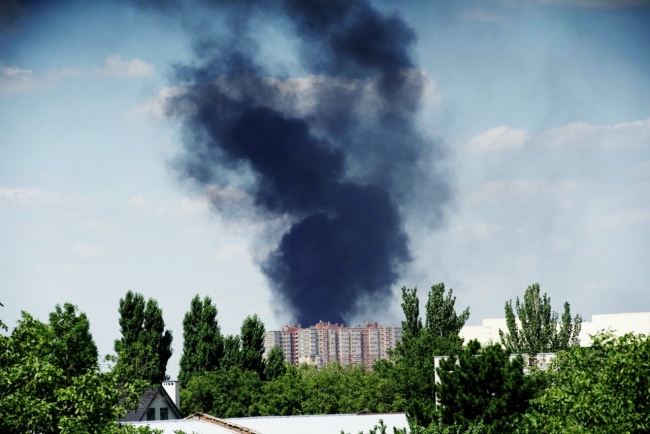 Покрышки на площади 100 квадратных метров загорелись в Ростове