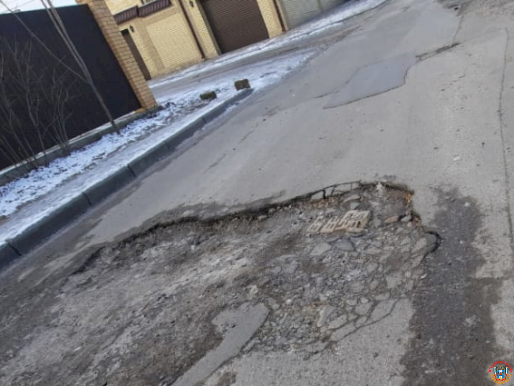 Огромная яма в Пролетарском районе Ростова создает проблемы водителям