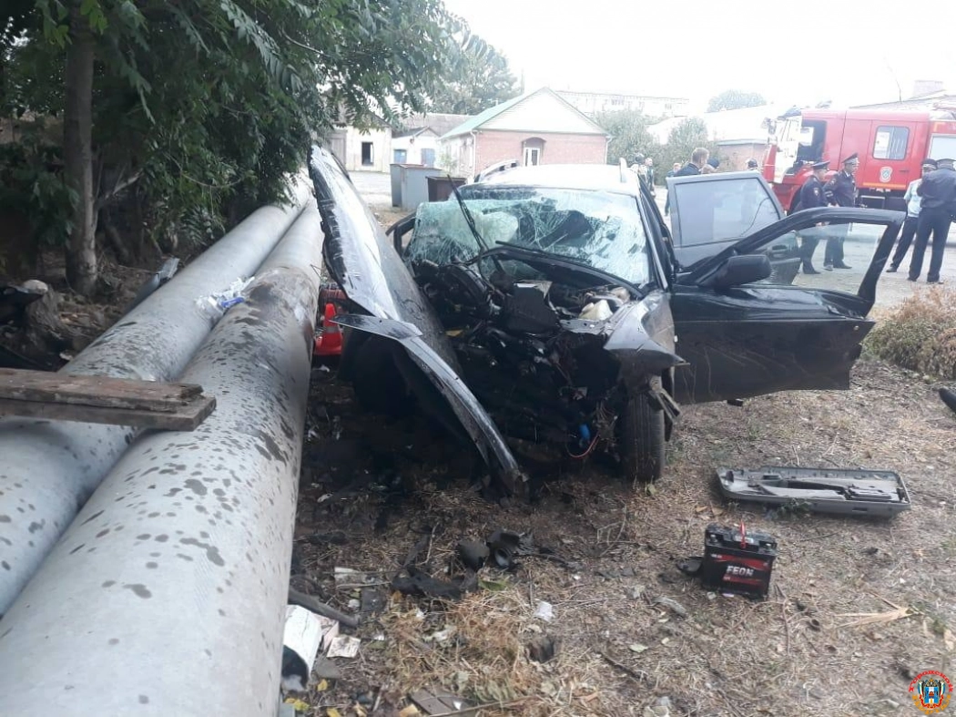 В Сальске водитель «Приоры» на большой скорости врезался в бетонное ограждение и погиб