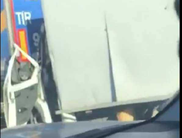 Видео кровавого ДТП с зажатой "Газелью" ввело в оцепенение автомобилистов в Ростовской области Видео кровавого ДТП с зажатой "Газелью" ввело в оцепенение автомобилистов в Ростовской области