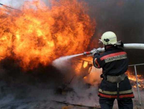 Иномарку вместе с гаражом поглотило бушующее пламя в Ростове