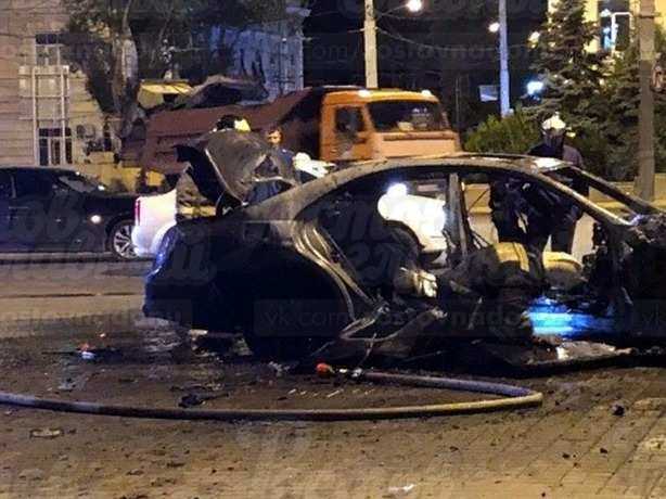 За пять минут в Ростове "пьяный" Mercedes успел врезаться в подземный переход и полностью сгореть