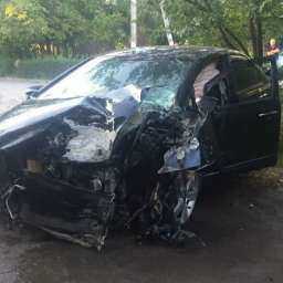 Двухлетний ребенок пострадал в ужасной аварии со впечатавшейся в дерево иномаркой в Ростове