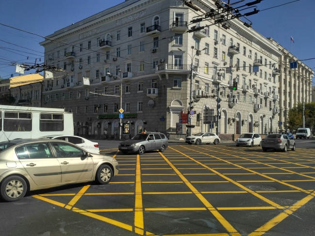 Ростовчане гадают, сколько проживет новая «вафельная» разметка в центре города