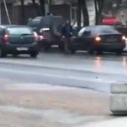 Отрывающая колеса автолюбителям жуткая мокрая ловушка на дороге Ростова попала на видео