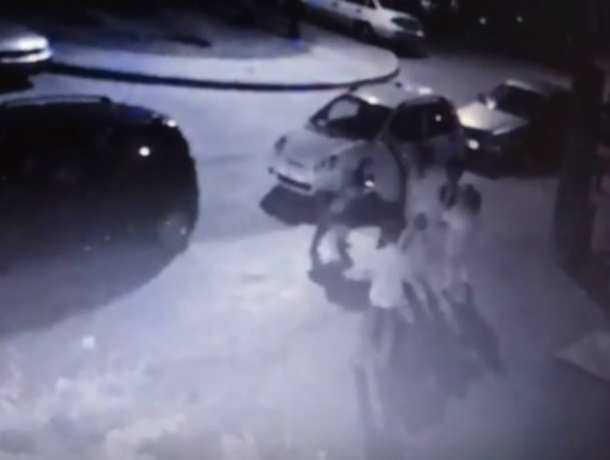 Агрессивный бойцовский пес погрыз мужчину и довел его детей до психоза во дворе Ростова Агрессивный бойцовский пес погрыз мужчину и довел его детей до психоза во дворе Ростова