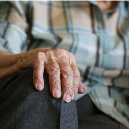 Две девушки жестоко и цинично избили 79-летнюю пенсионерку в Ростове