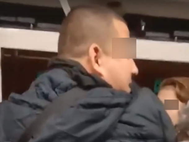«Проникновенные» взгляды пассажиров автобуса довели до истерики «больного» мужчину в Ростове