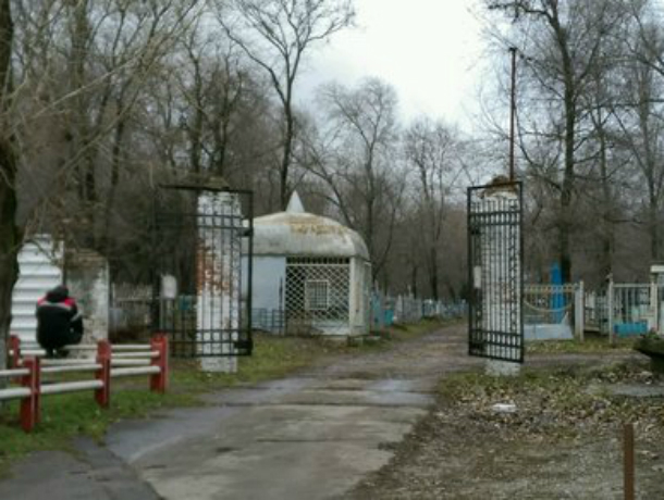 Агрессивный курильщик разгромил 37 надгробий на кладбище Ростова