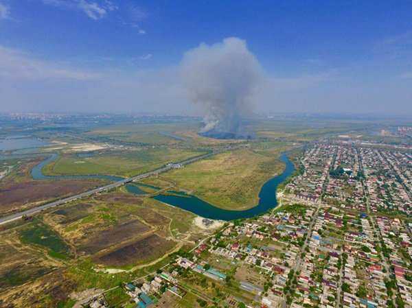Ландшафтный пожар под Батайском удалось потушить спустя 8 часов Ландшафтный пожар под Батайском удалось потушить спустя 8 часов